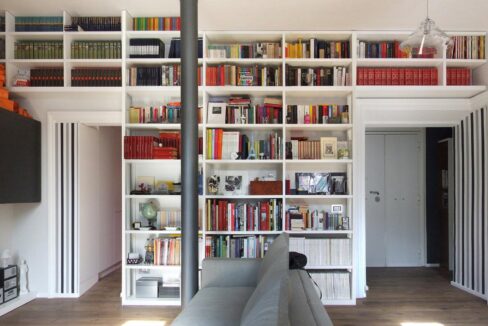 Salone con libreria