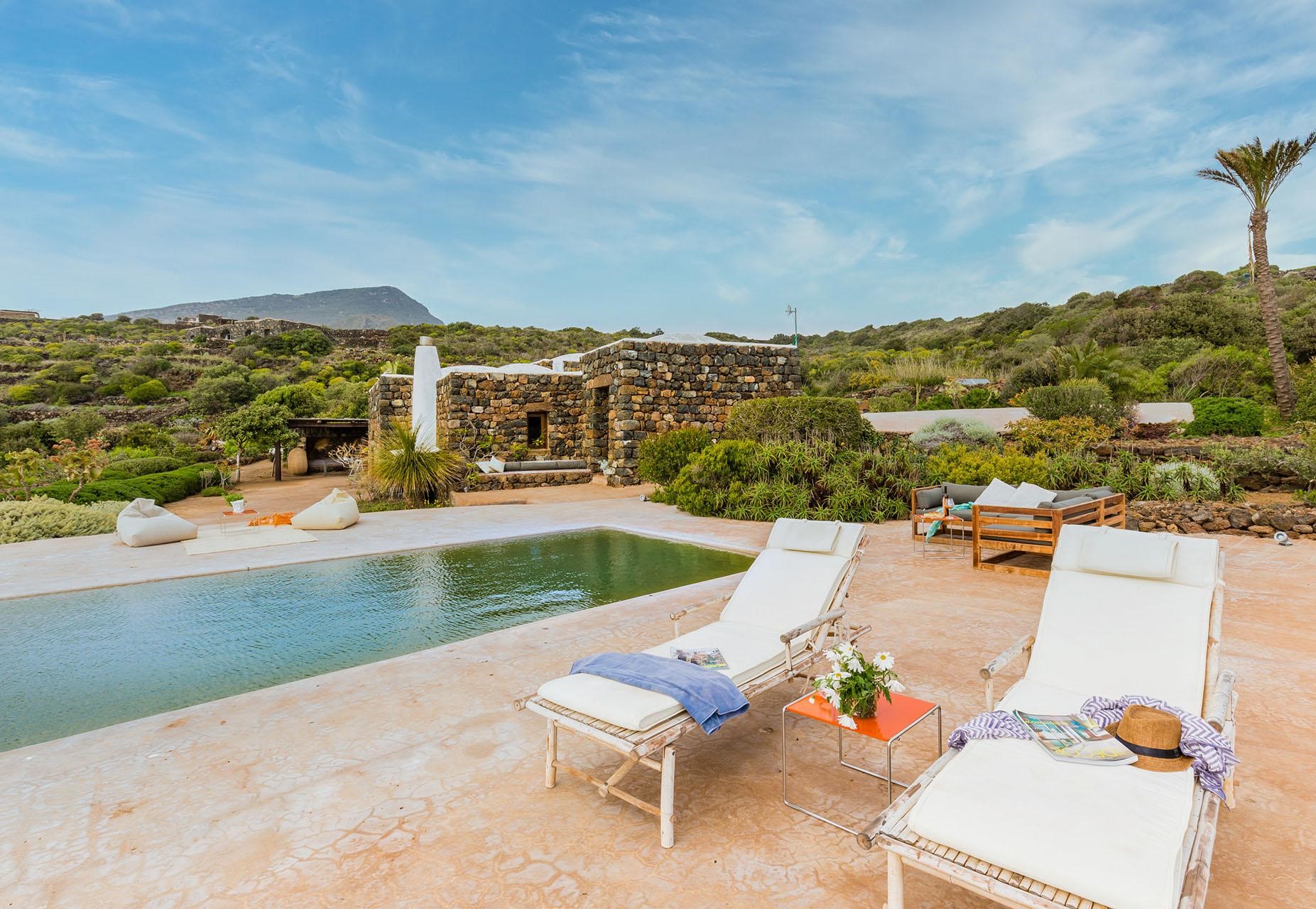 Sicilia, Pantelleria – Splendido Dammuso  panoramico immerso nel verde