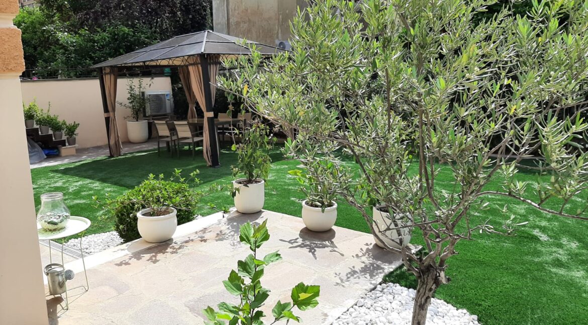 Giardino con gazebo