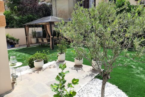 Giardino con gazebo