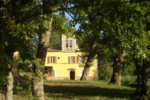 Facciata esterna tra le querce