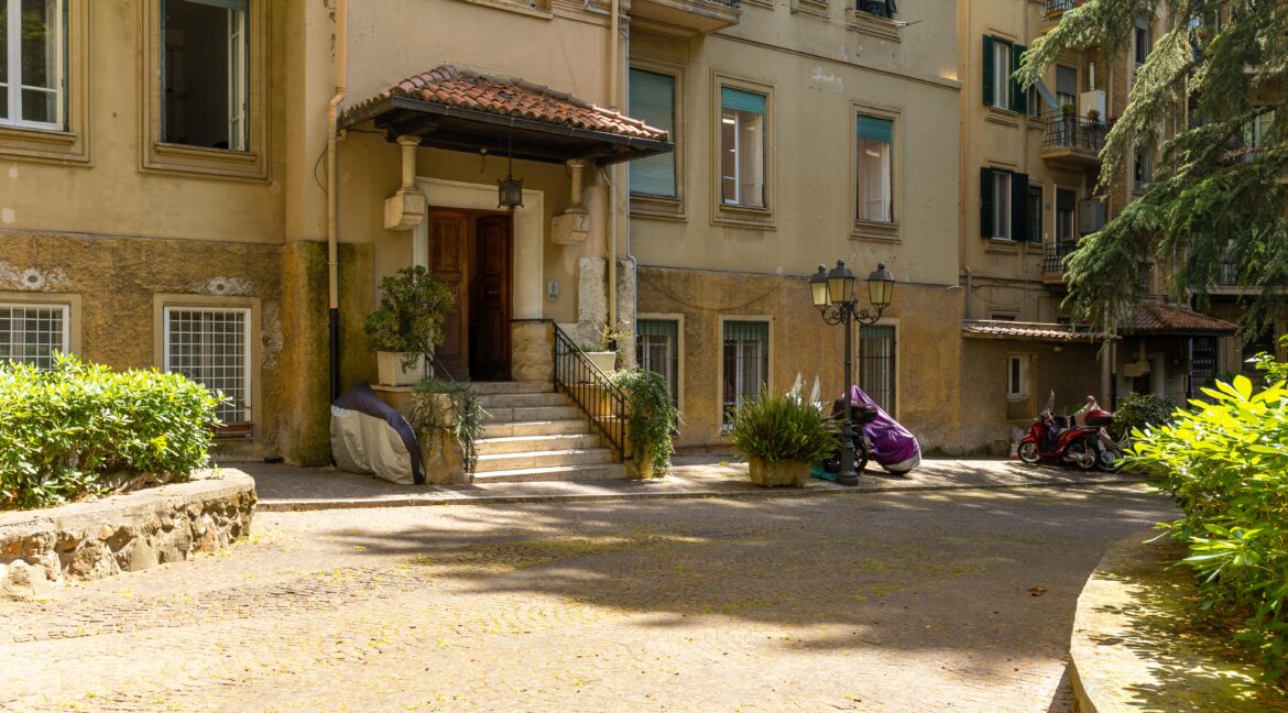 Entrata dal giardino condominiale