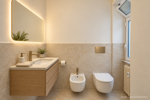 Bagno rinnovato in pietra chiara e rovere