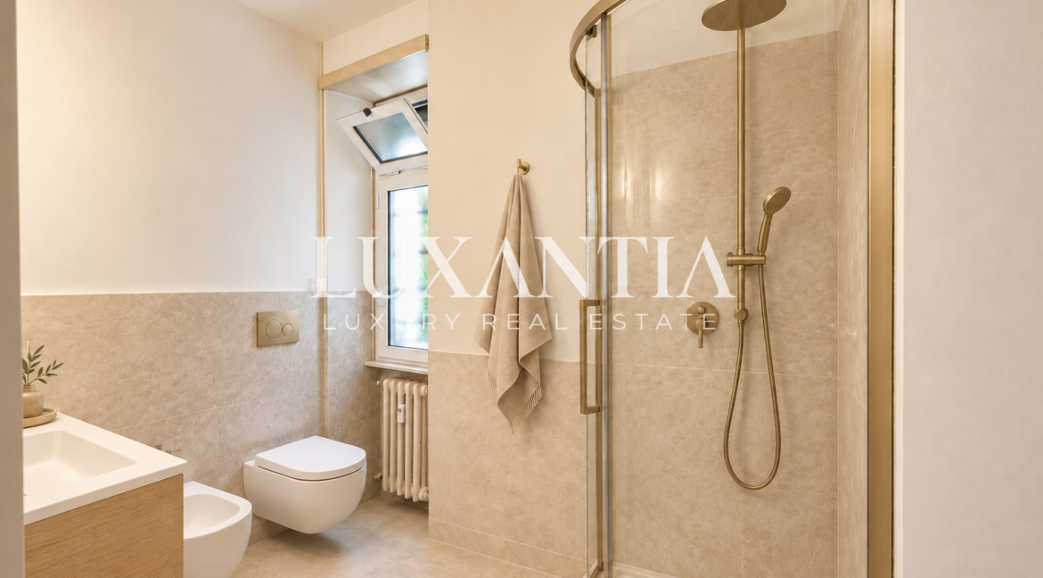Bagno rinnovato in pietra e ottone