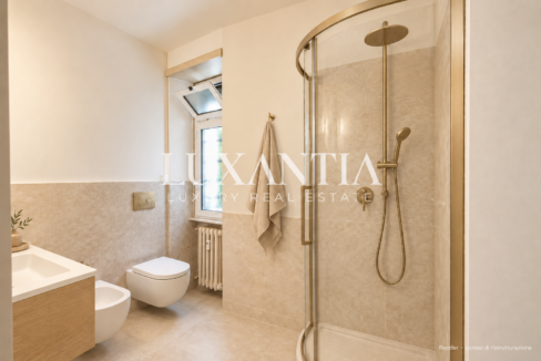 Bagno rinnovato in pietra e ottone