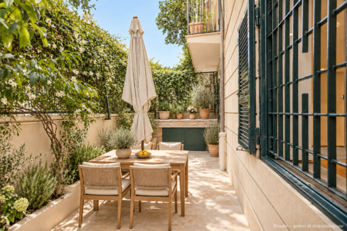 Facciata mediterranea rinnovata con giardino