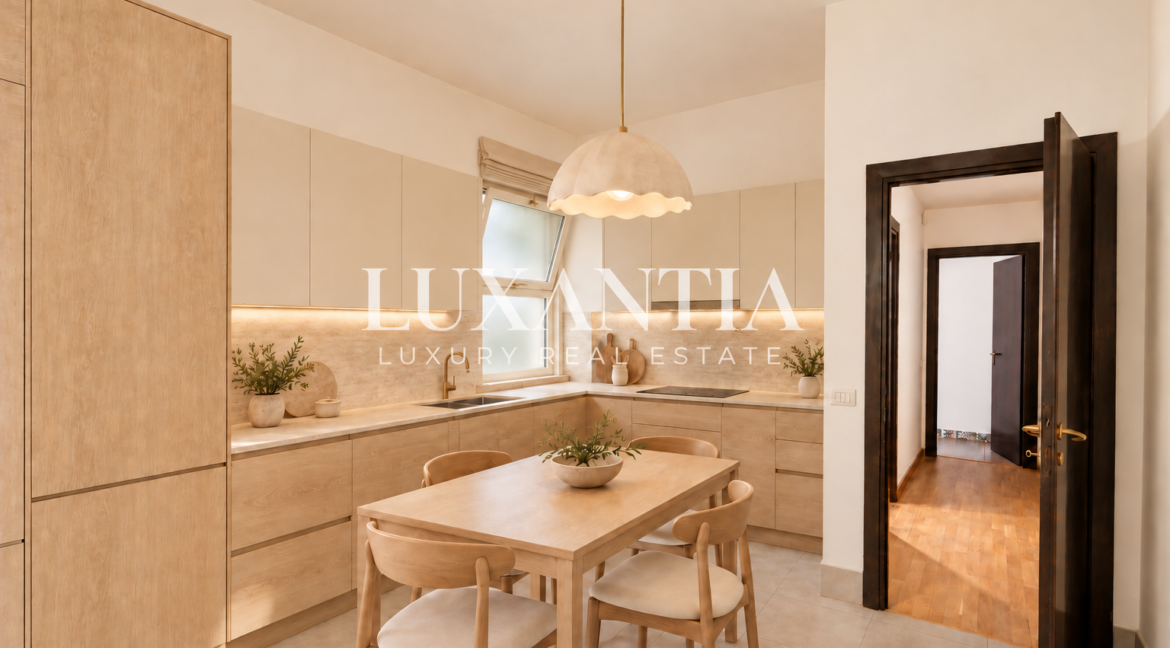 Finestra avorio sopra il lavello